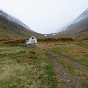 Íbúðarhúsið á Kaldá byggt árið 1920 úr timbri og klætt með bárustáli.
Ekkert rennandi vatn né salerni er í húsinu.