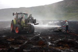 Sinubrunar geta hæglega orðið stjórnlausir líkt og í Laugardal í Ísafjarðardjúpi í júní 2015. Mynd af bb.is ALLSTÓR SINUBRUNI Í MJÓAFIRÐI